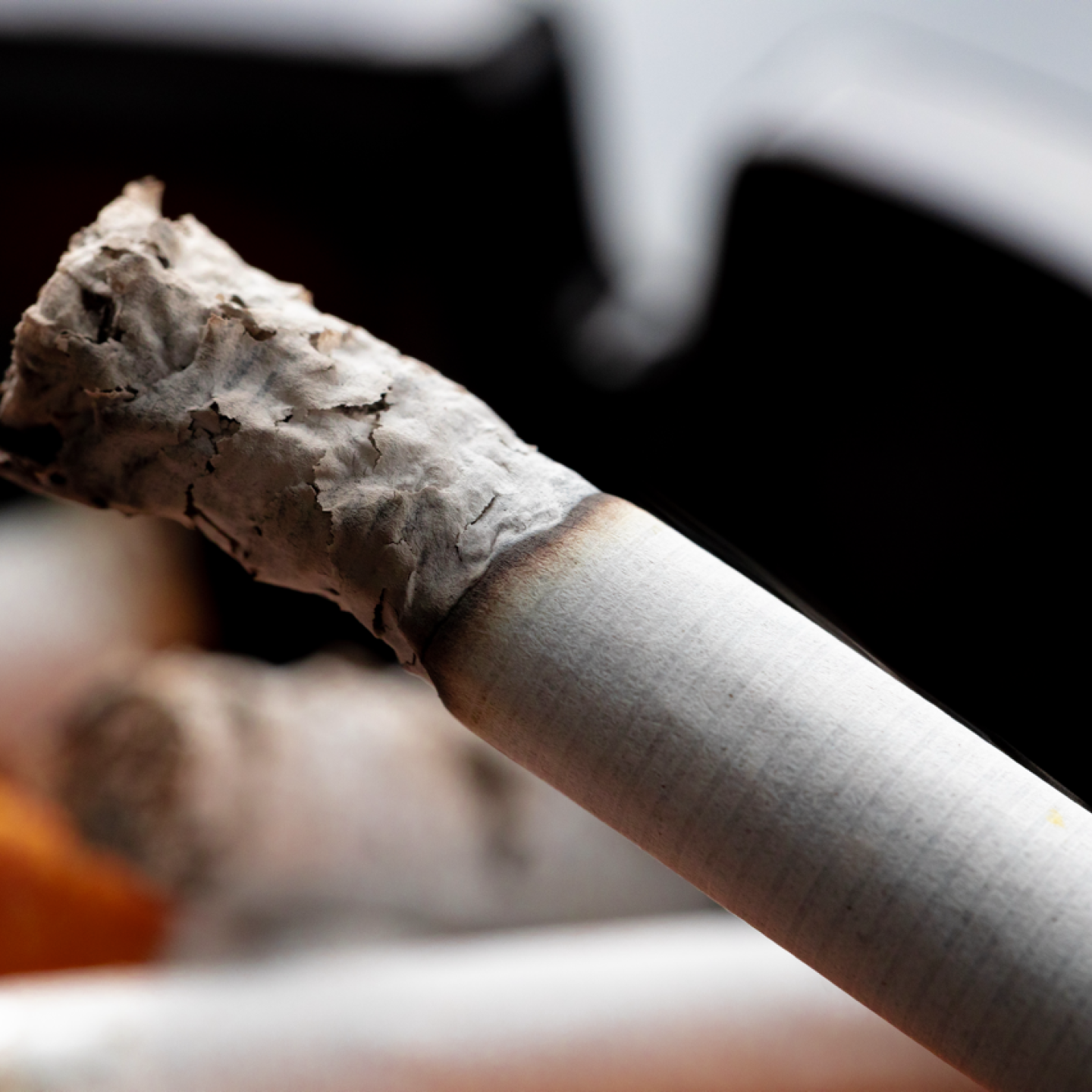 burning cigarette in a black ash tray 2021 09 03 13 59 37 utc groot